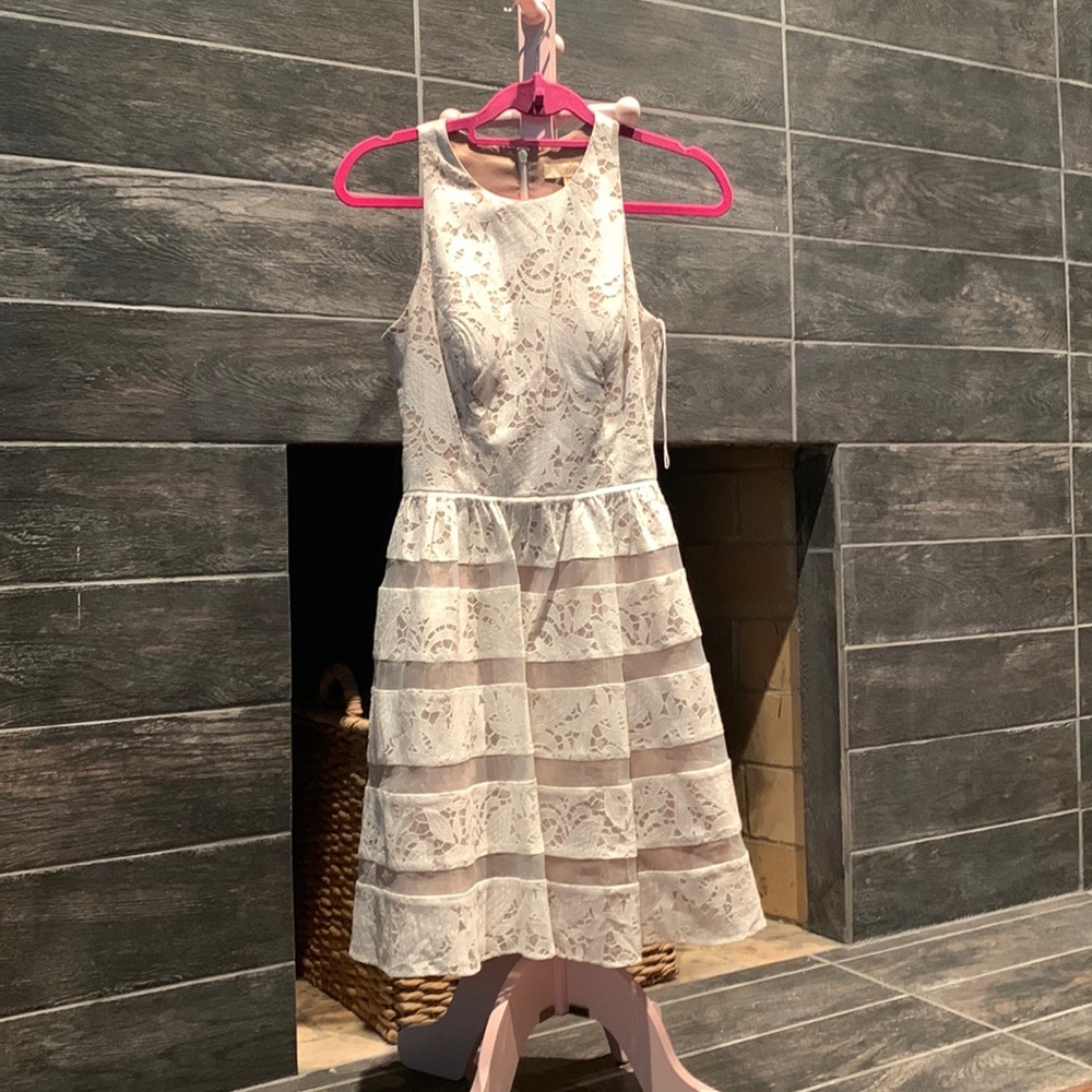 White lace dress, like new, used 4 times, size 4 US, brand: aidan